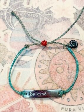 Pura Vida “Be Kind” bracelet